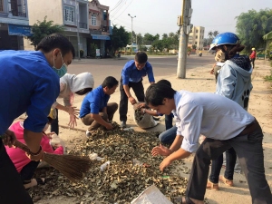 ĐVTN ra quân tổng dọn vệ sinh môi trường tại đoạn đường “Thanh niên tự quản”.