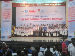 Lãnh đạo Hội Sinh viên Việt Nam; lãnh đạo tỉnh Phú Yên cùng lãnh đạo báo Tuổi Trẻ trao học bổng cho các em học sinh, sinh viên
