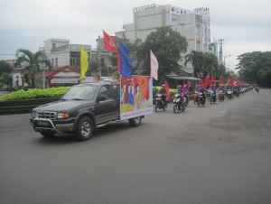 ĐVTN tham gia diễu hành tuyên truyền đến người dân hưởng ứng “Ngày Pháp luật Nước Cộng hòa xã hội chủ nghĩa Việt Nam”