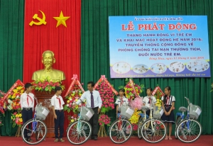 Lãnh đạo UBND huyện Đông Hòa trao xe đạp cho 5 học sinh có hoàn cảnh khó khăn trên địa bàn huyện.