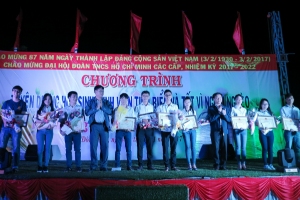 Đ/c Bí thư Tỉnh ủy, Chủ tịch Hội đồng nhân dân tỉnh Huỳnh Tấn Việt trao học bổng cho học sinh, sinh viên xuất sắc.