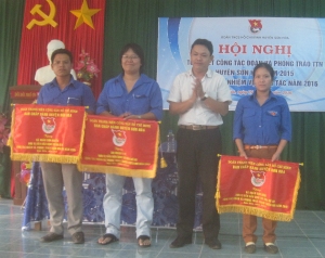 Đ/c Phan Xuân Hạnh - Phó Bí thư Tỉnh Đoàn đã tới dự và trao cờ thi đua xuất sắc dẫn đầu cho 03 đơn vị