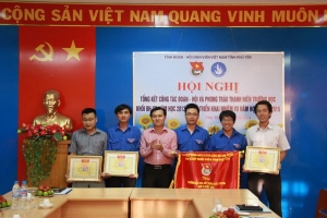 Đ/c Bùi Thanh Toàn – UV.BCH Trung ương Đoàn, Bí thư Tỉnh Đoàn, Chủ tịch Hội Sinh viên tỉnh trao cờ xuất sắc cho Đoàn Trường Đại học Xây dựng Miền Trung và tặng bằng khen cho các cá nhân xuất sắc