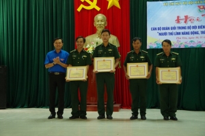 Đồng chí Bùi Thanh Toàn - Bí thư Tỉnh Đoàn trao giải cho các đội xuất sắc tại Hội thi