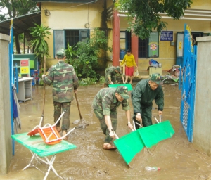 Thanh niên BĐBP giúp cô và trò Trường mầm non xã An Hiệp dọn dẹp vệ sinh.