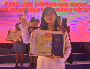 Đào Lê Phượng nhận bằng khen của Trung ương Hội Sinh viên Việt Nam tại Chương trình vinh danh “Sinh viên 5 tốt” - Ảnh: Do nhân vật cung cấp