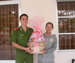 Thăm tặng quà cho gia đình chị Võ Thị Mỹ Lệ trú tại xã An Phú, TP Tuy Hòa