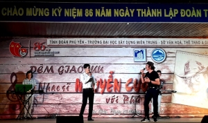 Nhạc sĩ Nguyễn Cường hát với sinh viên Trường Đại học Xây dựng Miền Trung.