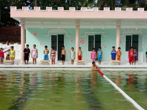 Tập huấn bơi cho các em tại hồ bơi Trường Tiểu học Hòa Thắng 1
