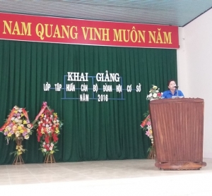 Lãnh đạo tỉnh và Tỉnh Đoàn trao giấy chứng nhận cho các học viên tham gia lớp tập huấ