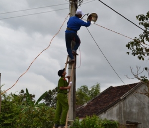 ĐVTN Công an tỉnh tham gia thi công Công trình “Thắp sáng đương quê” tại xã Xuân Phước
