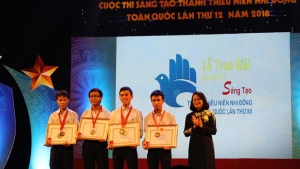 Phó Chủ tịch nước Đặng Thị Ngọc Thịnh trao giải đặc biệt cho nhóm học sinh trường THPT Chuyên Quốc học Huế (tỉnh TT-Huế) tại lễ tổng kết Cuộc thi Sáng tạo thanh thiếu niên nhi đồng toàn quốc lần thứ XII, năm 2015-2016.