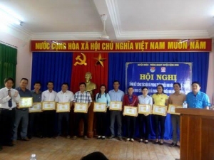 Khen thưởng các cá nhân có thành tích xuất sắc trong công tác Đội và phong trào thiếu nhi năm học 2015 - 2016.