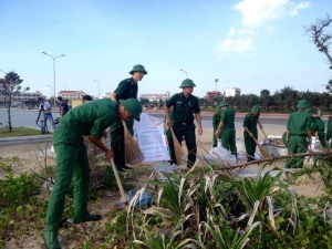 ĐVTN tham gia dọn vệ sinh tại bãi biển Tuy Hòa