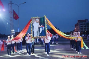 Thiếu nhi Phú Yên tham gia diễu hành nhân kỷ niệm ngày thành lập Đội TNTP Hồ Chí Minh.