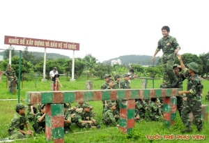 Chiến sĩ nhí tập làm tân binh vượt chướng ngại vật trong chương trình Học kỳ trong Quân đội.