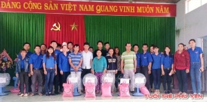 Trao quà cho các hộ thanh niên khó khăn ở xã Xuân Quang 1.