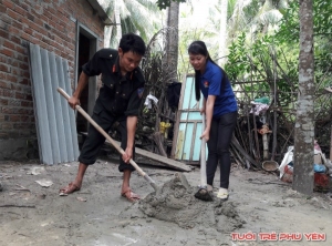 ĐVTN tham gia sửa chữa nhà cho gia đình bà Nguyễn Thị Hồng.