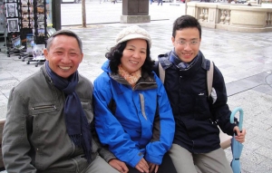 GS-TS Phan Thành Nam (phải) và ba mẹ.