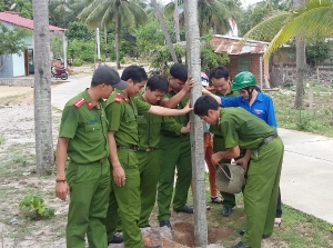 ĐVTN giúp người dân thi công công trình “Thắp sáng đường quê”.