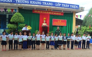 Trao quà cho các em học sinh nghèo ở huyện Tuy An.