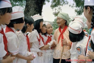 Các em thiếu nhi Hà Nội thăm cụ Nguyễn Thị Hằng, mẹ liệt sỹ Dương Văn Nội (anh hy sinh trong thời kỳ kháng chiến chống Pháp khi tròn 15 tuổi).