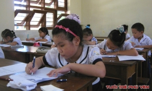 Học sinh tiểu học tham gia thi viết chữ đẹp tại Trường tiểu học Trưng Vương (TP Tuy Hòa) - Ảnh: THÚY HẰNG