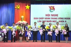 Bí thư thứ nhất BCH Trung ương Đoàn Lê Quốc Phong tặng hoa chia tay các đồng chí nguyên là ủy viên BTV, BCH Trung ương Đoàn khóa X.
