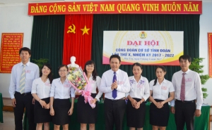 Đ/c Phan Xuân Hạnh - Bí thư Đảng bộ cơ quan Tỉnh Đoàn tặng hoa chúc mừng Ban Chấp hành Công đoàn cơ sở Tỉnh Đoàn khóa mới.