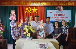Lãnh đạo Tỉnh Đoàn chúc mừng tập thể lãnh đạo, phóng viên Báo Phú Yên.