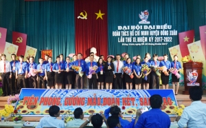Lãnh đạo Tỉnh Đoàn và lãnh đạo Huyện ủy Đồng Xuân tặng hoa chúc mừng Ban Chấp hành khóa mới.