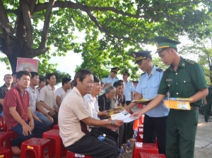 ĐVTN hai đơn vị phát tờ rơi tuyên truyền cho bà con nhân dân thôn Vũng Rô, xã Hòa Xuân Nam.
