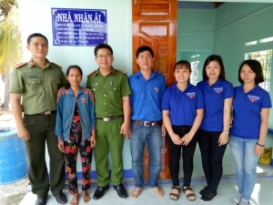 Bàn giao Nhà nhân ái cho gia đình ông Nguyễn Hoa Thơm.