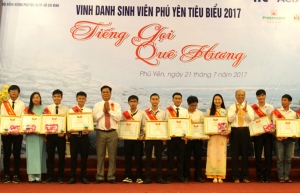 Đồng chí Huỳnh Tấn Việt - UVBCH TW Đảng, Bí thư Tỉnh ủy, Chủ tịch HĐND tỉnh trao bằng khen cho các sinh viên xuất sắc.