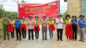 Lãnh đạo UBND tỉnh, UBND huyện, Tỉnh Đoàn và trường Đại học Nha Trang cắt băng khánh thành đoạn đường bê tông tại làng Đồng, xã Phú Mỡ.