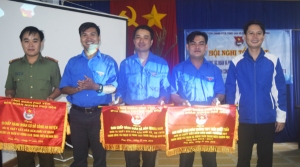 Lãnh đạo Tỉnh Đoàn và Huyện Đoàn trao cờ thi đua cho các đơn vị xuất sắc dẫn đầu công tác Đoàn và phong trào thanh thiếu nhi năm 2017.