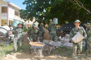 ĐVTN tham gia xây dựng công trình “Sân vui chơi, luyện tập thể dục thể thao”.