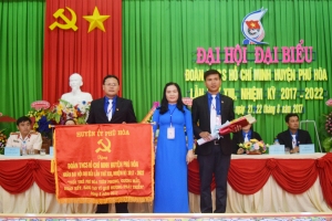 Đ/c Bí thư Huyện ủy Phú Hòa: Đinh Thị Thu Thanh tặng bức trướng cho Đại hội.