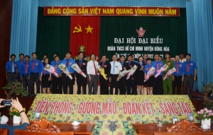 Lãnh đạo Tỉnh Đoàn và lãnh đạo Huyện ủy Đông Hòa tặng hoa chúc mừng các đồng chí vào Ban Chấp hành khóa mới.