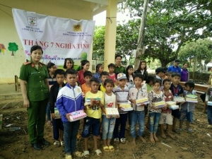 Tặng quà cho các em học sinh nghèo, vượt khó học giỏi