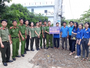 Bàn giao công trình thanh niên thắp sáng đường quê thuộc xóm 5, thôn Mỹ Phú 2, xã An Hiệp.