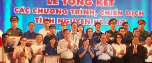 Bí thư Tỉnh ủy Phú Yên Huỳnh Tấn Việt (hàng đầu thứ 5 từ trái qua) cùng lãnh đạo TP Hồ Chí Minh và các tỉnh tặng bằng khen cho các tập thể, cá nhân có nhiều đóng góp trong 20 năm chiến dịch tình nguyện hè.