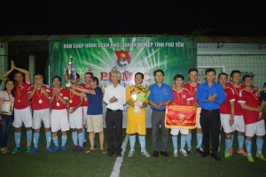  Lãnh đạo Tỉnh Đoàn và Đảng ủy Khối Doanh nghiệp tỉnh cùng Ban Tổ chức trao cúp vô địch cho đội bóng Đoàn cơ sở Công ty Điện lực Phú Yên.