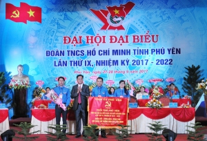 Đ/c Huỳnh Tấn Việt - UV.BCH Trung ương Đảng, Bí thư Tỉnh ủy, Chủ tịch HĐND tỉnh trao bức trướng cho Đại hội.