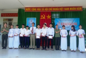 Tặng quà cho các em học sinh có hoàn cảnh khó khăn, vượt khó học giỏi trường THPT Trần Suyền.