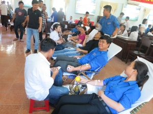 ĐVTN tham gia hiến máu tình nguyện.