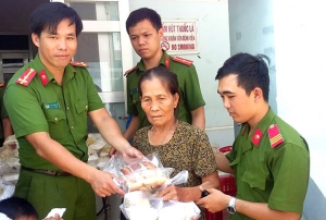 Đại úy Nguyễn Quang Huy (bìa trái) cùng chi đoàn cấp phát cơm miễn phí cho bệnh nhân nghèo tại Bệnh viện Đa khoa huyện Tuy An