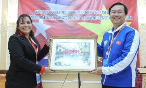 Bí thư thứ nhất T.Ư Đoàn TNCS Hồ Chí Minh Lê Quốc Phong (bên phải) tặng quà Bí thư thứ nhất T.Ư Đoàn TNCS Cu Ba Susely Gonzalez.