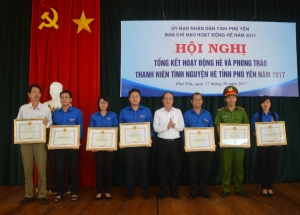 Đ/c Phan Đình Phùng - Tỉnh ủy viên, Phó Chủ tịch UBND tỉnh trao bằng khen cho các tập thể có thành tích xuất sắc trong Hoạt động Hè và phong trào Thanh niên tình nguyện Hè năm 2017.