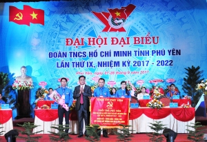 Lãnh đạo Tỉnh ủy trao bức trướng với dòng chữ: “Tuổi trẻ Phú Yên: Đoàn kết - Xung kích - Sáng tạo - Xây dựng quê hương giàu đẹp, văn minh”.